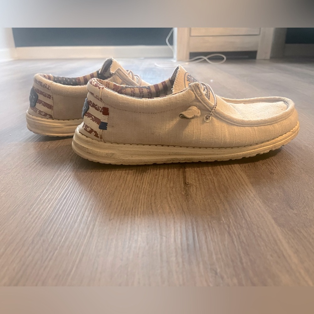 Hey Dudes size 9 mens